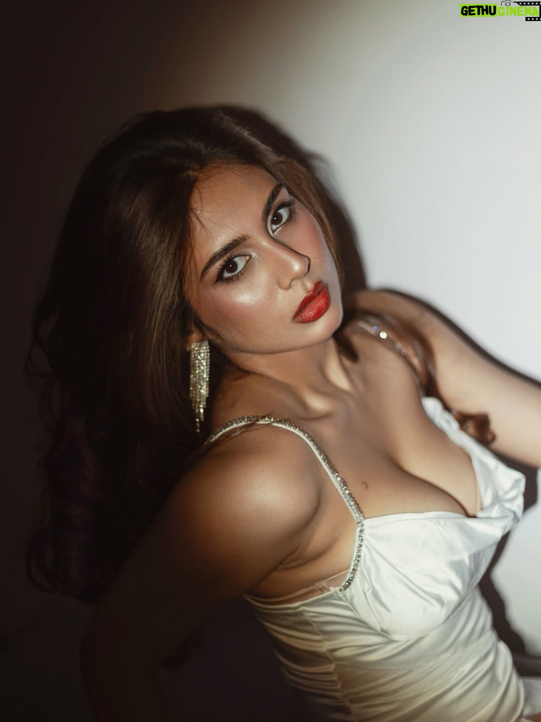Srushti Bannatti - 30.2K Likes - 📸 @theoutcastsoul 

#potraits

 #photoshoot #inspiration 
 
Outfit inspo
Indoor shoot
Christmas outfit 
Satin white dress
Hair blowout