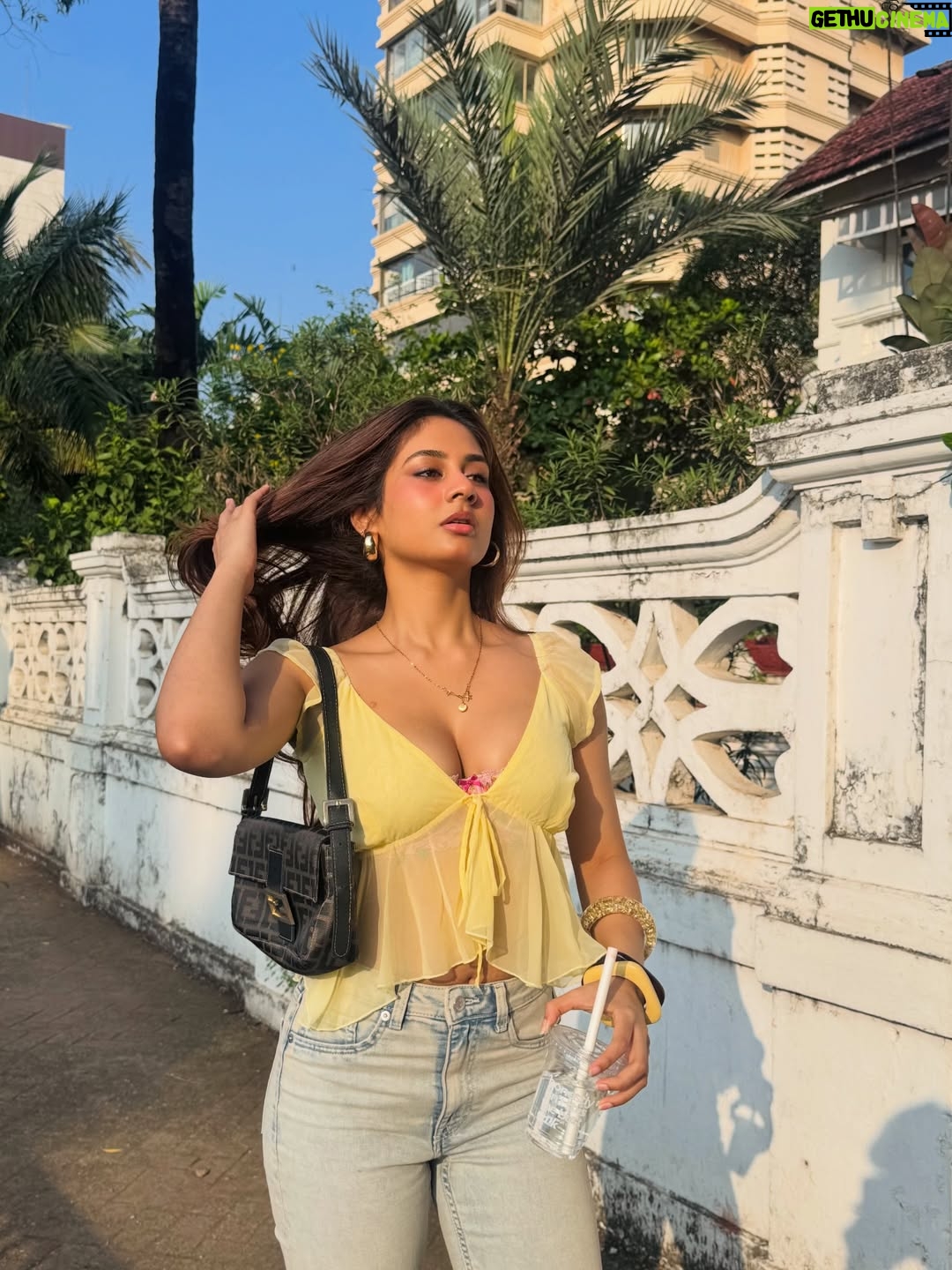 Srushti Bannatti - 82K Likes - #picoftheday #cutefits 

#pictureinspo #poseinspo 
Cafes
Outfit inspo
Brunch outfit
Cute pictures