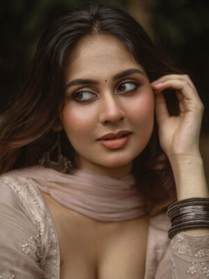 Srushti Bannatti Instagram - 📸 @theoutcastsoul 

 

#potraits #photoshoot
#indianoutfit 

 
Indian look
Traditional wear
Vintage makeup
Inspo
Kurti beige