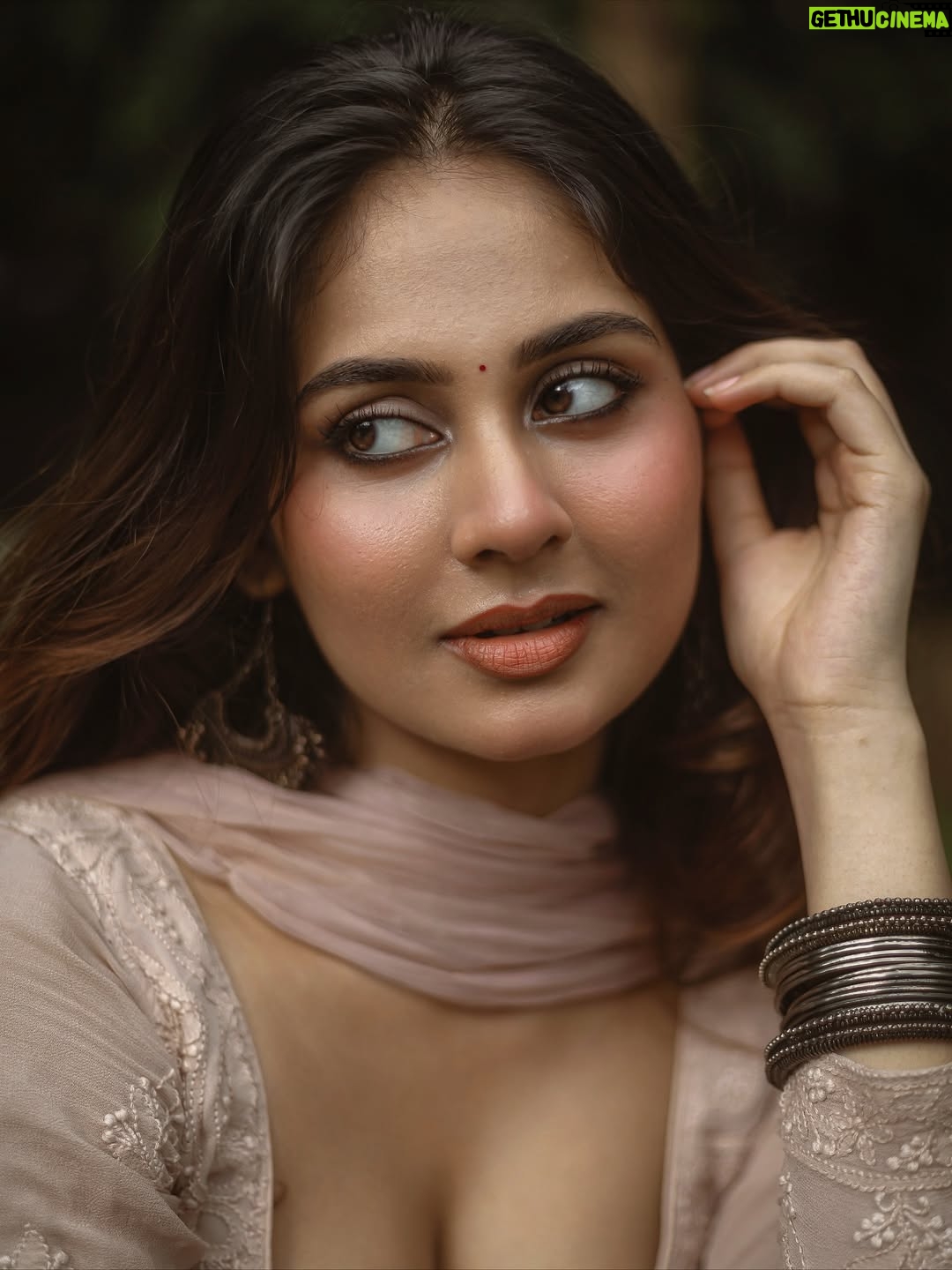 Srushti Bannatti - 39.4K Likes - 📸 @theoutcastsoul 

 

#potraits #photoshoot
#indianoutfit 

 
Indian look
Traditional wear
Vintage makeup
Inspo
Kurti beige