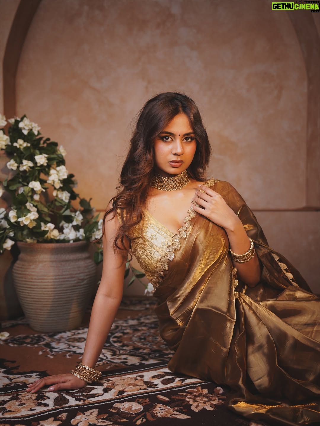 Srushti Bannatti - 18.2K Likes - @yg.india 

#diwalilook #indianoutfit 

 
Indian look
Traditional wear
Golden Saree
Outfit inspiration