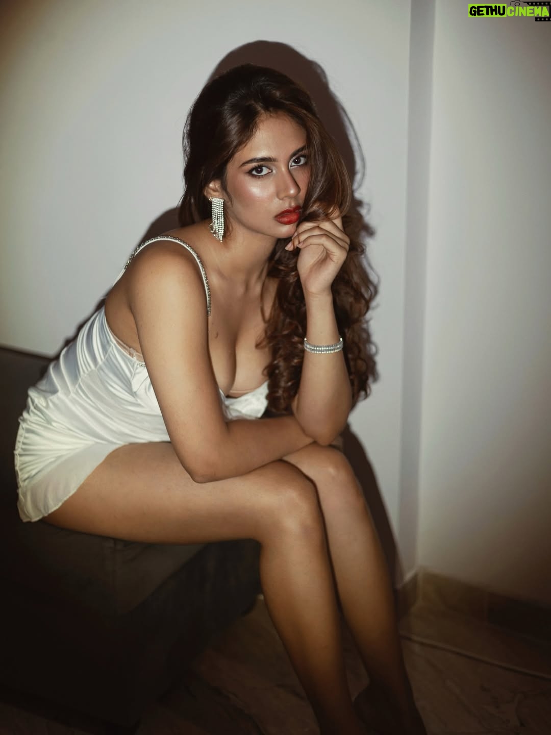 Srushti Bannatti - 30.2K Likes - 📸 @theoutcastsoul 

#potraits

 #photoshoot #inspiration 
 
Outfit inspo
Indoor shoot
Christmas outfit 
Satin white dress
Hair blowout