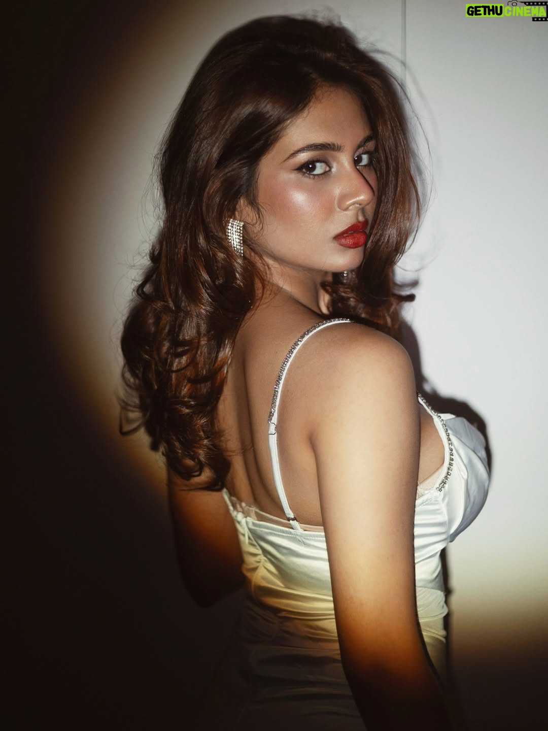 Srushti Bannatti - 30.2K Likes - 📸 @theoutcastsoul 

#potraits

 #photoshoot #inspiration 
 
Outfit inspo
Indoor shoot
Christmas outfit 
Satin white dress
Hair blowout