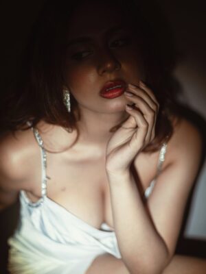 Srushti Bannatti Instagram - 📸 @theoutcastsoul 

#potraits

 #photoshoot #inspiration 
 
Outfit inspo
Indoor shoot
Christmas outfit 
Satin white dress
Hair blowout