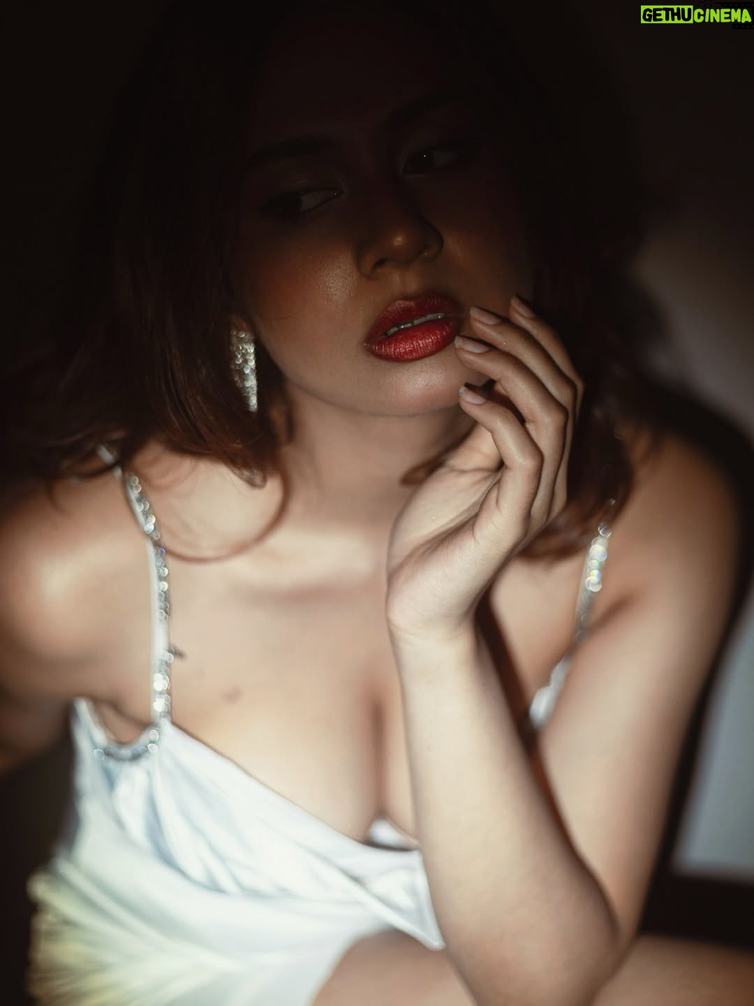 Srushti Bannatti - 30.2K Likes - 📸 @theoutcastsoul 

#potraits

 #photoshoot #inspiration 
 
Outfit inspo
Indoor shoot
Christmas outfit 
Satin white dress
Hair blowout