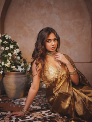 Srushti Bannatti Instagram - @yg.india 

#diwalilook #indianoutfit 

 
Indian look
Traditional wear
Golden Saree
Outfit inspiration