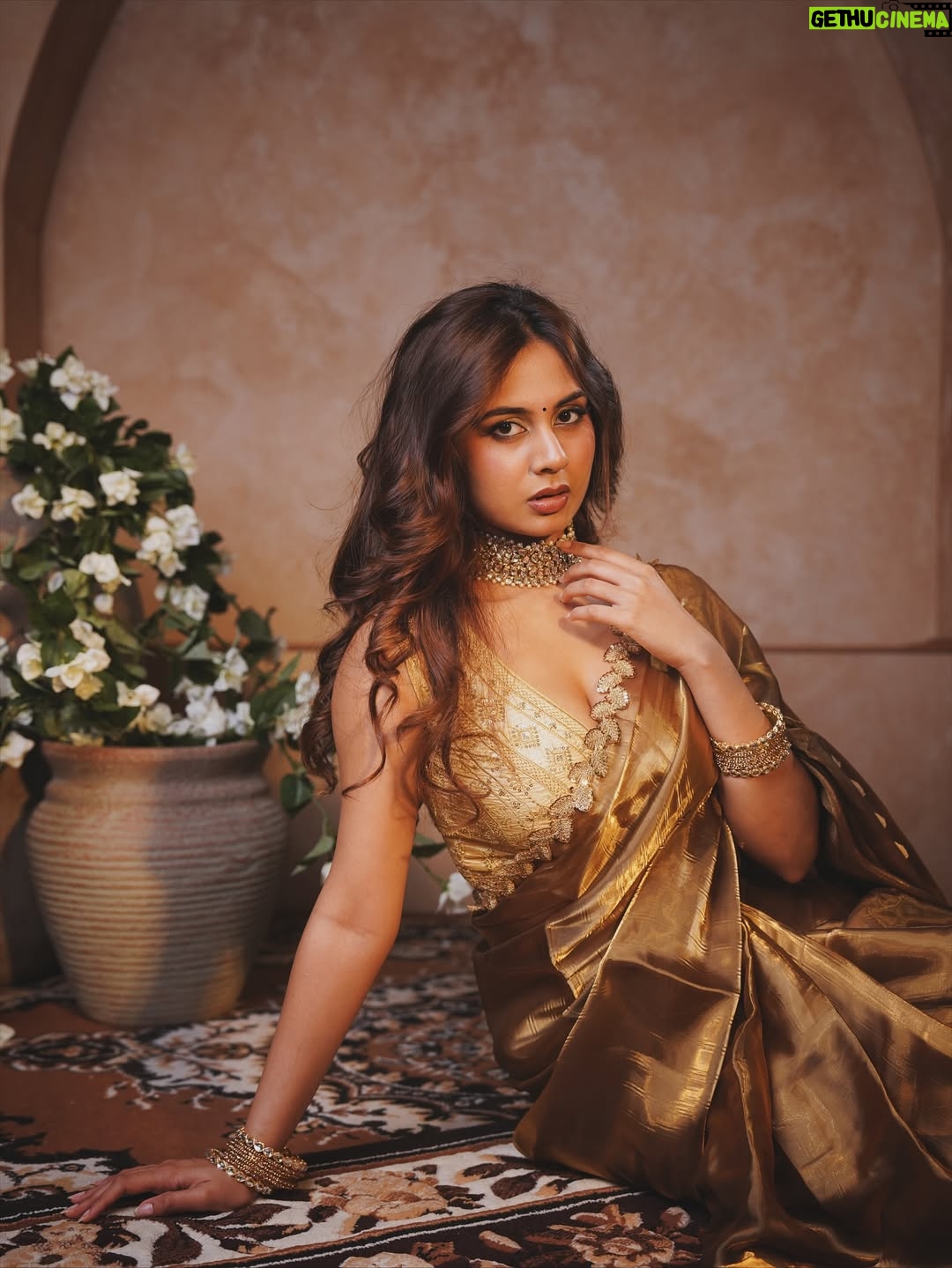 Srushti Bannatti - 18.2K Likes - @yg.india 

#diwalilook #indianoutfit 

 
Indian look
Traditional wear
Golden Saree
Outfit inspiration