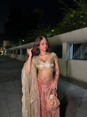 Srushti Bannatti Instagram - Flipping hair like diva

#diwalilook #indianoutfit 
#shaadiseason

Wedding guest 
Indian look
Traditional wear
Lehenga 
Outfit inspiration