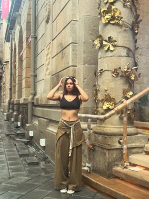 Srushti Bannatti Instagram - #fyp #streetwear 

#outfitinspo 

Street style
Pant skirt
Pose inspiration 
Ootd
Baggy pants