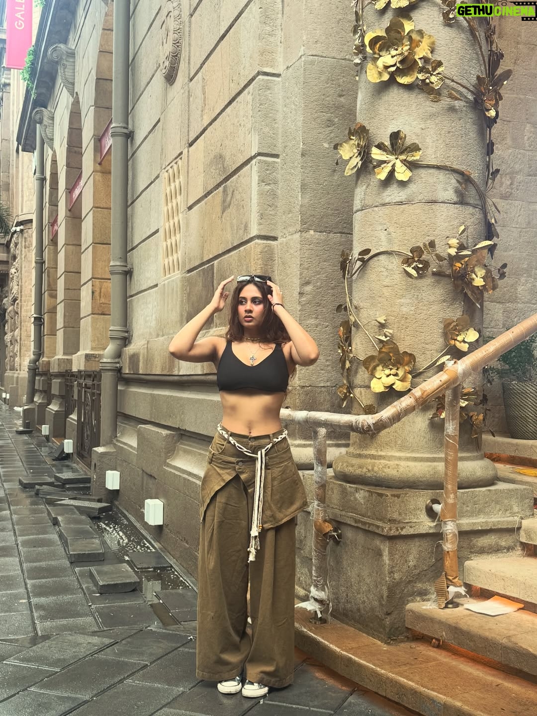 Srushti Bannatti - 32.5K Likes - #fyp #streetwear 

#outfitinspo 

Street style
Pant skirt
Pose inspiration 
Ootd
Baggy pants