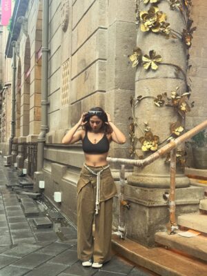 Srushti Bannatti Instagram - #fyp #streetwear 

#outfitinspo 

Street style
Pant skirt
Pose inspiration 
Ootd
Baggy pants