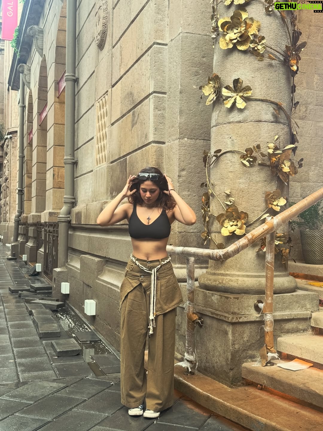 Srushti Bannatti - 32.5K Likes - #fyp #streetwear 

#outfitinspo 

Street style
Pant skirt
Pose inspiration 
Ootd
Baggy pants