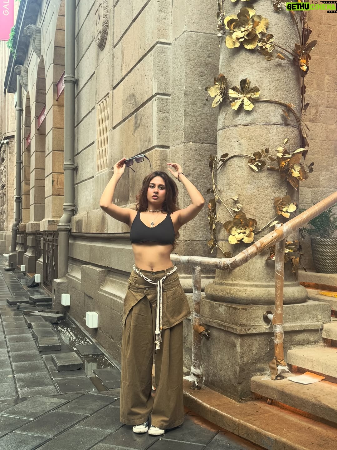 Srushti Bannatti - 32.5K Likes - #fyp #streetwear 

#outfitinspo 

Street style
Pant skirt
Pose inspiration 
Ootd
Baggy pants