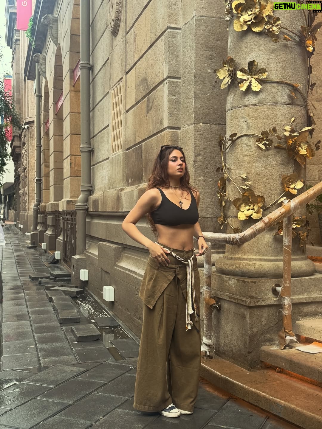 Srushti Bannatti - 32.5K Likes - #fyp #streetwear 

#outfitinspo 

Street style
Pant skirt
Pose inspiration 
Ootd
Baggy pants