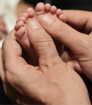 Sshura Khan Instagram - The tiniest hands and feet, but the biggest part of our heart ♥️ 
 

#sipaarakhan