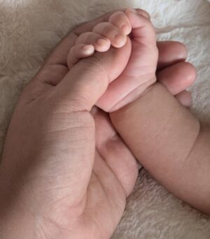 Sshura Khan Instagram - The tiniest hands and feet, but the biggest part of our heart ♥️ 
 

#sipaarakhan