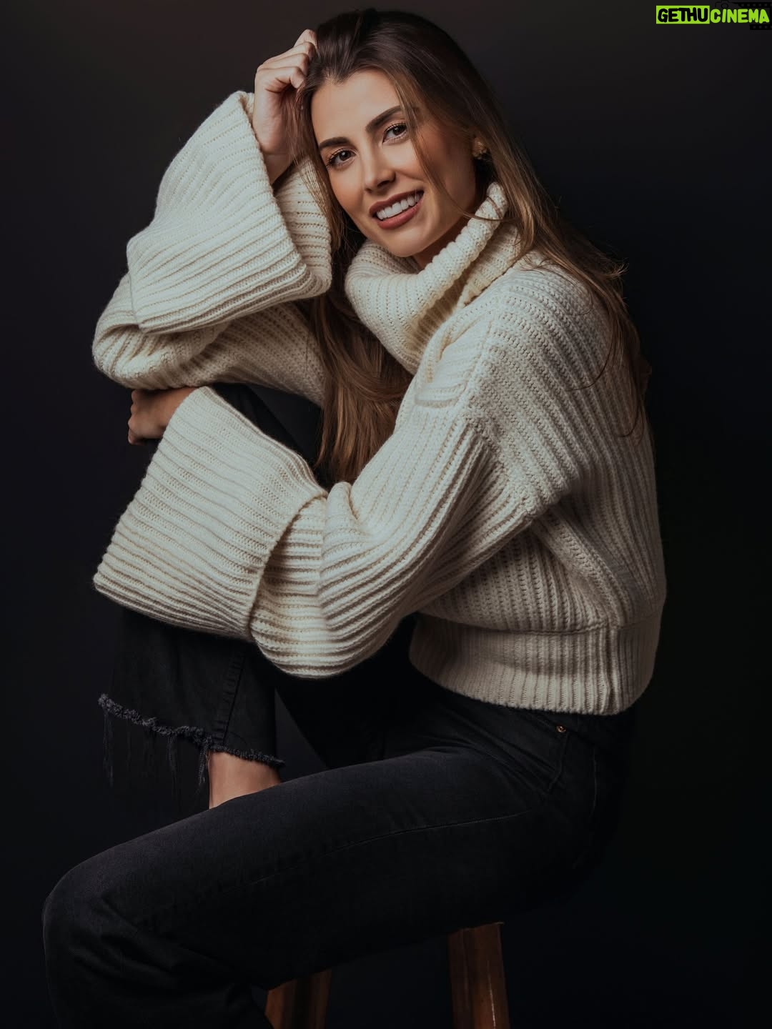 Stefanía Fernández - 7.2K Likes - Que bonito se esta haciendo el camino 🥹👇🏻
Que bonito es volver a sonreír, volver a disfrutar lo simple, que bonito es vivir agradecido, que bonito ha sido encontrar la verdad y ser libre en ella. Hoy le sonrío a estos momentos que Dios me permite vivir. La razón es ¡JESÚS ✝️🙌🏻! 

Gracias especiales a @edgarfuentesph por estas fotos inesperadas, pero realmente especiales. Gracias por la compañía y confianza estos últimos años. Siempre en mis oraciones para que el Señor sea tu guía 🫂🤍