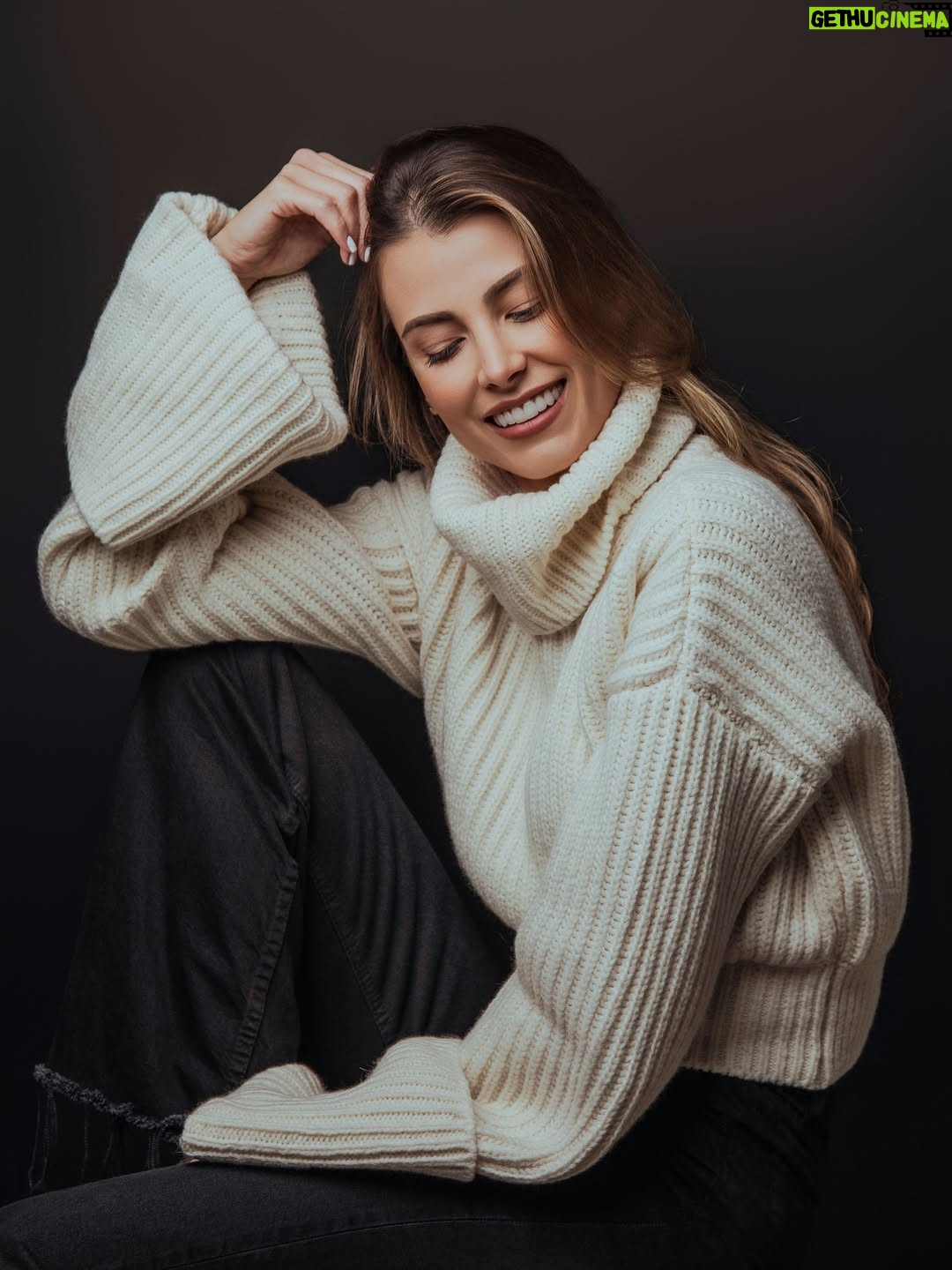 Stefanía Fernández - 7.2K Likes - Que bonito se esta haciendo el camino 🥹👇🏻
Que bonito es volver a sonreír, volver a disfrutar lo simple, que bonito es vivir agradecido, que bonito ha sido encontrar la verdad y ser libre en ella. Hoy le sonrío a estos momentos que Dios me permite vivir. La razón es ¡JESÚS ✝️🙌🏻! 

Gracias especiales a @edgarfuentesph por estas fotos inesperadas, pero realmente especiales. Gracias por la compañía y confianza estos últimos años. Siempre en mis oraciones para que el Señor sea tu guía 🫂🤍