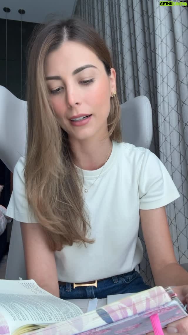 Stefanía Fernández - 7.5K Likes - Ezequiel 2:4-8 leer 👇🏻

Se debe proclamar el mensaje de Dios aun y cuando las personas estén abiertas a escuchar o no y nos hace un llamado de que no debemos temer a sus palabras, ni a su oposición porque nos enfrentarnos a rebeldes con corazones endurecidos, pero nuestro deber es OBEDECER a Nuestro Padre. 

Este hermoso mensaje que nos da Nuestro Señor nos recuerda: 1. Mantenernos en obediencia, 2. Ser valientes ante la oposición, 3. Mantenernos fieles aún y cuando no quieran escuchar y 4. Vivir en dependencia de la PALABRA DE DIOS. Esta última “ comer del rollo” más adelante en los siguientes versículos menciona: Hijo de hombre, come lo que hallas; come este rollo, y ve y habla. Es estar llenos de la palabra y dejar que fluya para proclamarla. 🙌🏻

SEÑOR, tú no nos has dado espíritu de cobardía, te pido hoy equipes a tus hijos y que ese mover que se ha sentido estos días sea para seguir anunciando tu reino. En el nombre de Jesús amén ❤️🙌🏻