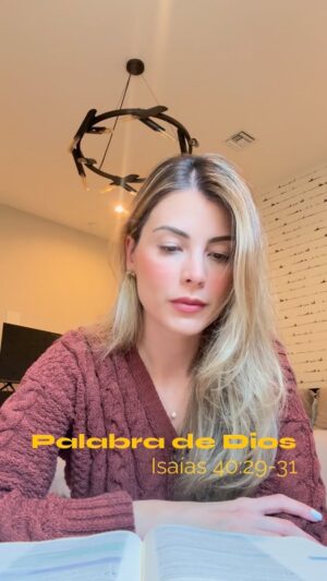 Stefanía Fernández Instagram - Ni la juventud, ni la fuerza física, ni el entusiasmo humano sostienen el alma. (Seguir leyendo) 👇🏻
Todo lo que depende del esfuerzo humano, tarde o temprano, se agota. ⏳
Esperar en Dios no es pasividad.Es depender, confiar y permanecer, incluso cuando no quedan fuerzas.
Este pasaje fue escrito para un pueblo cansado y sin esperanza. Dios no promete primero cambios externos, sino una renovación interior. Isaías apunta proféticamente a Jesucristo, quien dijo: “Venid a mí todos los que estáis trabajados y cargados, y yo os haré descansar.”
Nuestro Señor Jesús es el cumplimiento de esta promesa 🥹 En Él entendemos que el cansancio no es una derrota espiritual, sino el lugar donde la gracia de Dios se manifiesta con mayor poder 🙌🏻