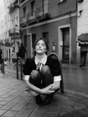 Stefanía Roitman Instagram - Este año no me dio más.
Me dio mejor.
Paz.
-ansiedad-.
De nuevo PAZ.
De nuevo ansiedad.
La claridad.
Vino con la honestidad. Los choques de realidad.
Crecer. Llorar un montón. Por lo bueno y por lo malo.
Crear. Crear. Crear. Sacar a la luz. Salir a la luz.
Más confianza. Más inseguridad. Más confianza.
Más clases. Más personas. Más auto reconocimiento.
Sueños cumplidos. Respuestas inesperadas.
Llamados que me sorprendieron.
Nuevos sueños.
La certeza de haber estado exactamente donde tenía que estar.
Este fue uno de esos años.
No me dio más.
Me dio mejor.
Gracias, gracias, gracias.
SALUD, SALUD, SALUD.
❤️