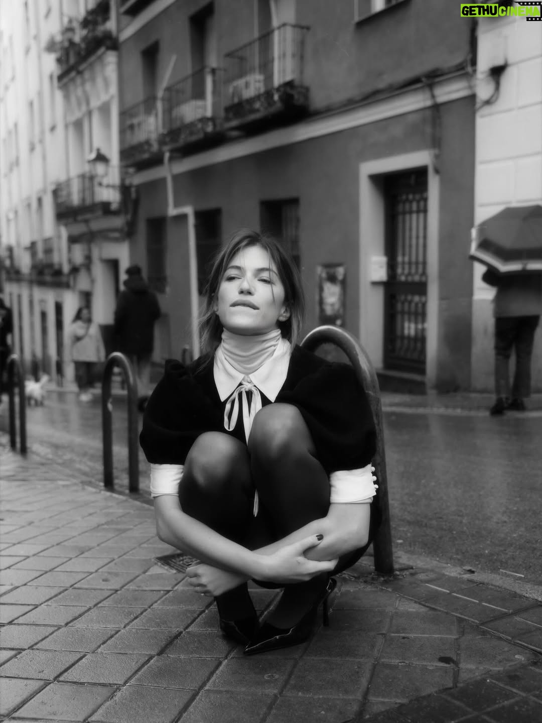 Stefanía Roitman - 53.4K Likes - Este año no me dio más.
Me dio mejor.

Paz.
-ansiedad-.
De nuevo PAZ.
De nuevo ansiedad.
La claridad.
Vino con la honestidad. Los choques de realidad.
Crecer. Llorar un montón. Por lo bueno y por lo malo.
Crear. Crear. Crear. Sacar a la luz. Salir a la luz.
Más confianza. Más inseguridad. Más confianza.
Más clases. Más personas. Más auto reconocimiento.
Sueños cumplidos. Respuestas inesperadas.
Llamados que me sorprendieron. 
Nuevos sueños.

La certeza de haber estado exactamente donde tenía que estar.

Este fue uno de esos años. 
No me dio más.
Me dio mejor.

Gracias, gracias, gracias.
SALUD, SALUD, SALUD.
❤️