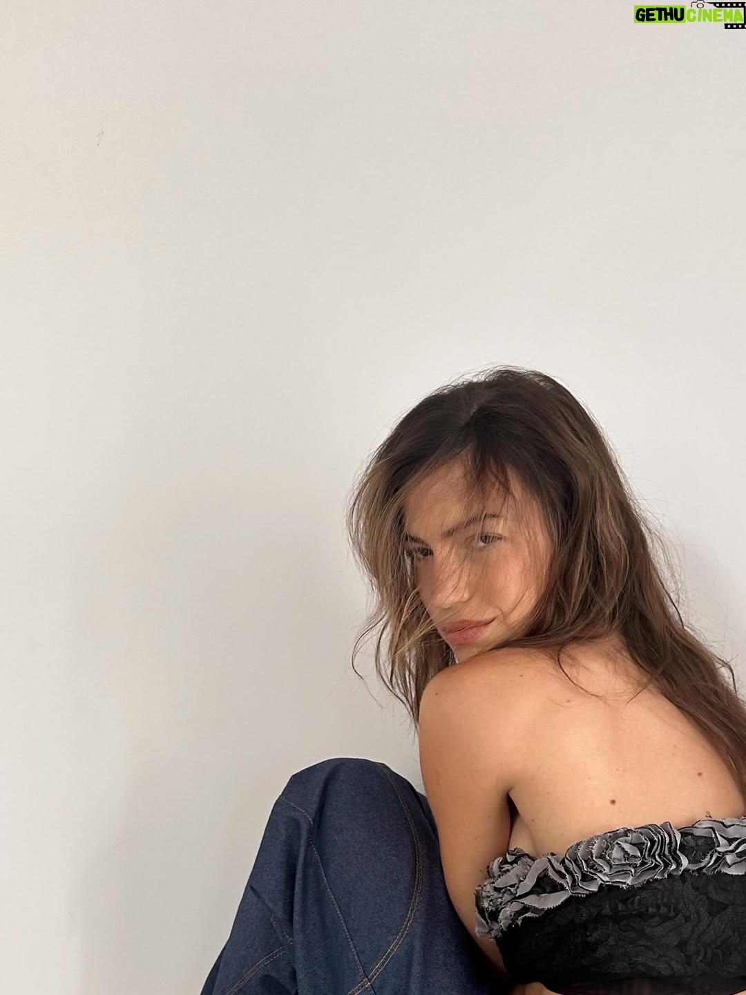Stefanía Roitman - 53.4K Likes - Este año no me dio más.
Me dio mejor.

Paz.
-ansiedad-.
De nuevo PAZ.
De nuevo ansiedad.
La claridad.
Vino con la honestidad. Los choques de realidad.
Crecer. Llorar un montón. Por lo bueno y por lo malo.
Crear. Crear. Crear. Sacar a la luz. Salir a la luz.
Más confianza. Más inseguridad. Más confianza.
Más clases. Más personas. Más auto reconocimiento.
Sueños cumplidos. Respuestas inesperadas.
Llamados que me sorprendieron. 
Nuevos sueños.

La certeza de haber estado exactamente donde tenía que estar.

Este fue uno de esos años. 
No me dio más.
Me dio mejor.

Gracias, gracias, gracias.
SALUD, SALUD, SALUD.
❤️