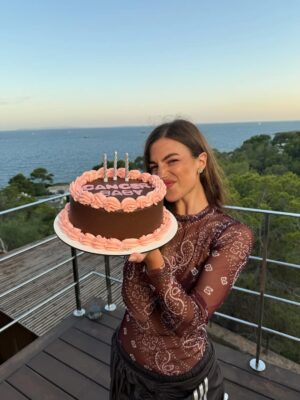 Stefanía Roitman Instagram - Este año no me dio más.
Me dio mejor.
Paz.
-ansiedad-.
De nuevo PAZ.
De nuevo ansiedad.
La claridad.
Vino con la honestidad. Los choques de realidad.
Crecer. Llorar un montón. Por lo bueno y por lo malo.
Crear. Crear. Crear. Sacar a la luz. Salir a la luz.
Más confianza. Más inseguridad. Más confianza.
Más clases. Más personas. Más auto reconocimiento.
Sueños cumplidos. Respuestas inesperadas.
Llamados que me sorprendieron.
Nuevos sueños.
La certeza de haber estado exactamente donde tenía que estar.
Este fue uno de esos años.
No me dio más.
Me dio mejor.
Gracias, gracias, gracias.
SALUD, SALUD, SALUD.
❤️