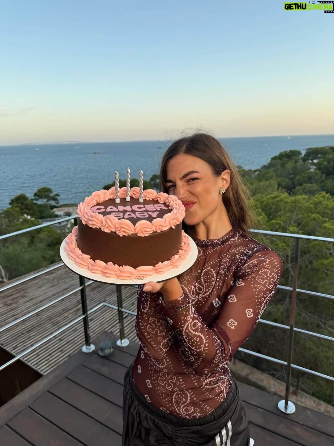 Stefanía Roitman - 53.4K Likes - Este año no me dio más.
Me dio mejor.

Paz.
-ansiedad-.
De nuevo PAZ.
De nuevo ansiedad.
La claridad.
Vino con la honestidad. Los choques de realidad.
Crecer. Llorar un montón. Por lo bueno y por lo malo.
Crear. Crear. Crear. Sacar a la luz. Salir a la luz.
Más confianza. Más inseguridad. Más confianza.
Más clases. Más personas. Más auto reconocimiento.
Sueños cumplidos. Respuestas inesperadas.
Llamados que me sorprendieron. 
Nuevos sueños.

La certeza de haber estado exactamente donde tenía que estar.

Este fue uno de esos años. 
No me dio más.
Me dio mejor.

Gracias, gracias, gracias.
SALUD, SALUD, SALUD.
❤️
