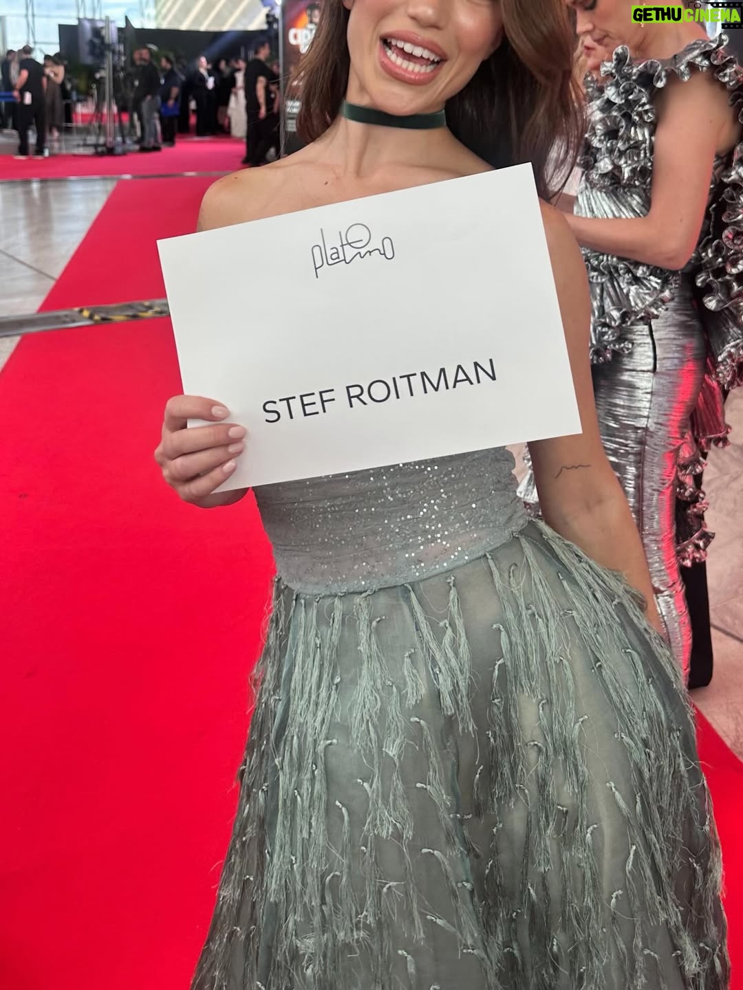 Stefanía Roitman - 53.4K Likes - Este año no me dio más.
Me dio mejor.

Paz.
-ansiedad-.
De nuevo PAZ.
De nuevo ansiedad.
La claridad.
Vino con la honestidad. Los choques de realidad.
Crecer. Llorar un montón. Por lo bueno y por lo malo.
Crear. Crear. Crear. Sacar a la luz. Salir a la luz.
Más confianza. Más inseguridad. Más confianza.
Más clases. Más personas. Más auto reconocimiento.
Sueños cumplidos. Respuestas inesperadas.
Llamados que me sorprendieron. 
Nuevos sueños.

La certeza de haber estado exactamente donde tenía que estar.

Este fue uno de esos años. 
No me dio más.
Me dio mejor.

Gracias, gracias, gracias.
SALUD, SALUD, SALUD.
❤️
