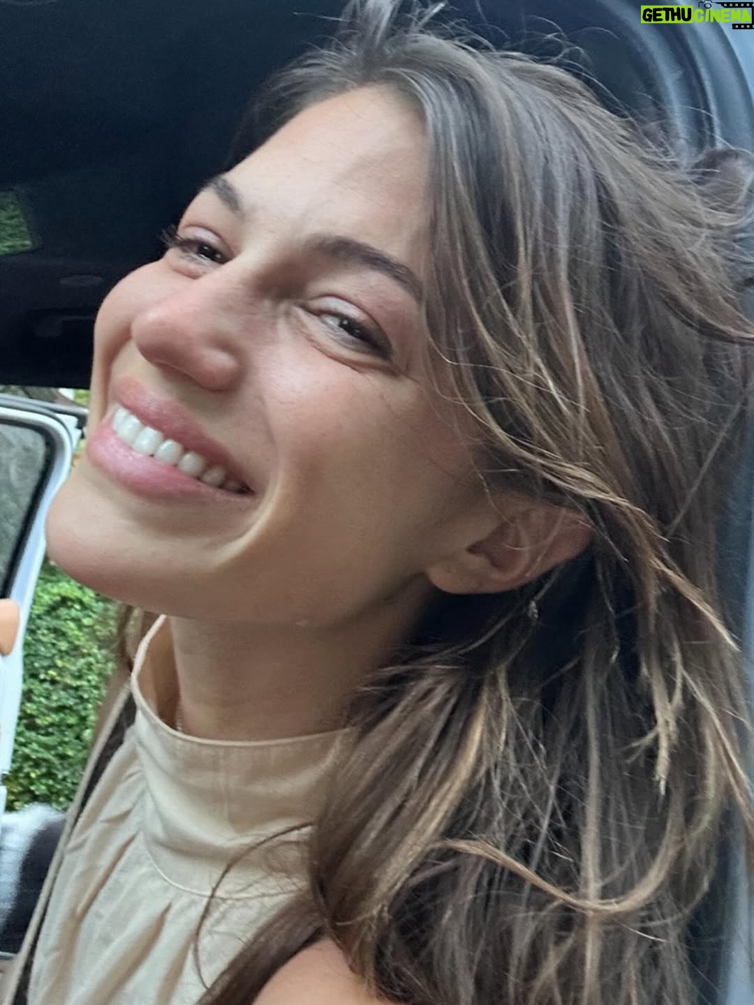 Stefanía Roitman - 53.4K Likes - Este año no me dio más.
Me dio mejor.

Paz.
-ansiedad-.
De nuevo PAZ.
De nuevo ansiedad.
La claridad.
Vino con la honestidad. Los choques de realidad.
Crecer. Llorar un montón. Por lo bueno y por lo malo.
Crear. Crear. Crear. Sacar a la luz. Salir a la luz.
Más confianza. Más inseguridad. Más confianza.
Más clases. Más personas. Más auto reconocimiento.
Sueños cumplidos. Respuestas inesperadas.
Llamados que me sorprendieron. 
Nuevos sueños.

La certeza de haber estado exactamente donde tenía que estar.

Este fue uno de esos años. 
No me dio más.
Me dio mejor.

Gracias, gracias, gracias.
SALUD, SALUD, SALUD.
❤️