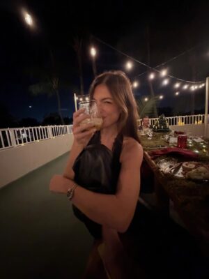 Stefanía Roitman Instagram - entre Navidad y Año Nuevo hay un espacio silencioso que me gusta habitar. no pide explicaciones, no empuja decisiones. es un tiempo “suspendido” donde el cuerpo afloja y la mente deja de correr detrás de lo que “debería ser”. aparece la nostalgia, el agradecimiento, los recuerdos, los cuentos jamás revelados, la presencia.
en ese espacio me permito no tener todo resuelto (como siempre quisiera tener), no apurar respuestas, ni llenar el vacío con ruido (aunque a veces necesito ese barullo igual).
me gusta pensar que ahí se acomodan las cosas solas. las emociones que quedaron pendientes, los aprendizajes que todavía estaban desordenados, los deseos que necesitan madurar un poco más.
entre Navidad y Año Nuevo todavía hay tiempo.
no todo se resuelve cerrando el año.