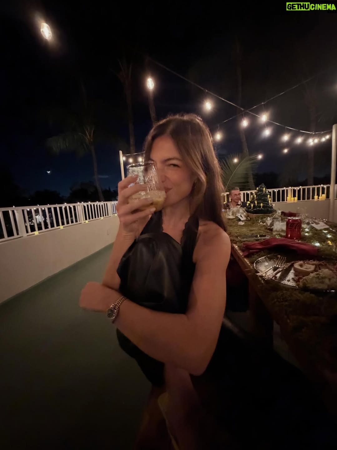 Stefanía Roitman - 59.5K Likes - entre Navidad y Año Nuevo hay un espacio silencioso que me gusta habitar. no pide explicaciones, no empuja decisiones. es un tiempo “suspendido” donde el cuerpo afloja y la mente deja de correr detrás de lo que “debería ser”. aparece la nostalgia, el agradecimiento, los recuerdos, los cuentos jamás revelados, la presencia.

en ese espacio me permito no tener todo resuelto (como siempre quisiera tener), no apurar respuestas, ni llenar el vacío con ruido (aunque a veces necesito ese barullo igual).

me gusta pensar que ahí se acomodan las cosas solas. las emociones que quedaron pendientes, los aprendizajes que todavía estaban desordenados, los deseos que necesitan madurar un poco más.

entre Navidad y Año Nuevo todavía hay tiempo.
no todo se resuelve cerrando el año.