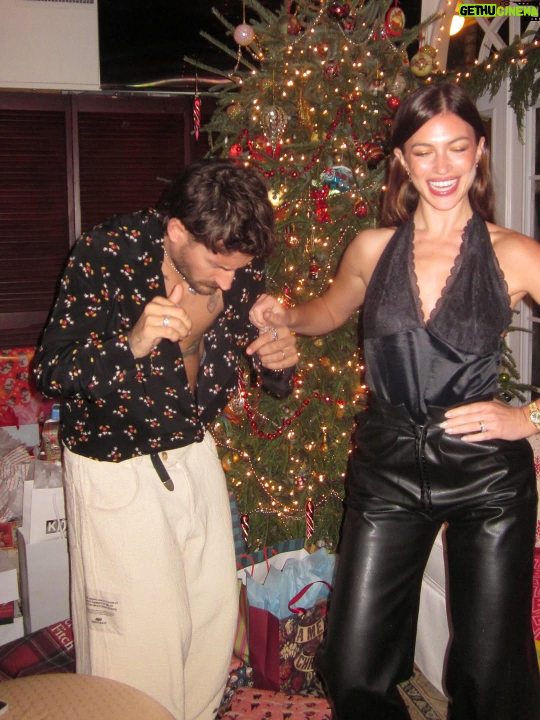 Stefanía Roitman - 108.1K Likes - 7ma Navidad juntos. Regalazo. 🎁🧸❤️
!!!!!!!!!!!!! 🥹🥰😮‍💨 !!!!!!!!!!!!!