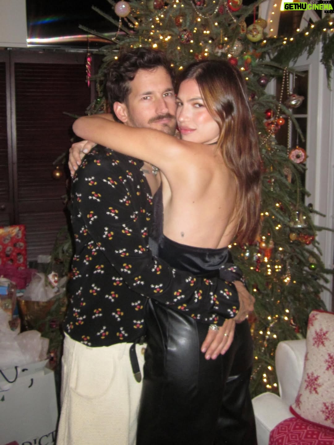 Stefanía Roitman - 108.1K Likes - 7ma Navidad juntos. Regalazo. 🎁🧸❤️
!!!!!!!!!!!!! 🥹🥰😮‍💨 !!!!!!!!!!!!!