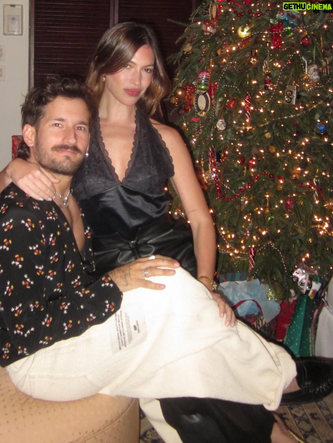 Stefanía Roitman - 108.1K Likes - 7ma Navidad juntos. Regalazo. 🎁🧸❤️
!!!!!!!!!!!!! 🥹🥰😮‍💨 !!!!!!!!!!!!!