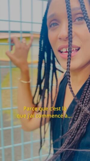 Stéfi Celma Instagram - C’est quoi les premières sensations qui te reviennent quand tu retournes dans un endroit que tu as quitté il y a longtemps ?

Moi, je me suis souvenue des odeurs et des couleurs comme si c’était hier ! Des souvenirs me sont remontés en pagaille.

Je vous donne rendez-vous ce vendredi pour vous en dire plus sur la prochaine chanson que je sors, « Couleur ».

Il y a au moins un truc qui n’a pas changé dans cette vidéo, après toutes ces années : c’est mon célèbre déhanché zouk love ! 😂

@jali_officiel 
@imani_assumani