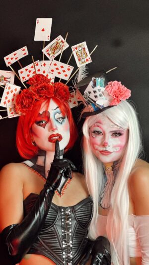 Stephania Duque Instagram - Halloween con tu amiga ! Etiquétala para que se hagan este disfraz juntas🐇♣️♥️ la reina de corazones y el conejo blanco, qué tal nos quedaron ? 😎 #aliciaenelpaisdelasmaravillas #halloween #halloweenmakeup