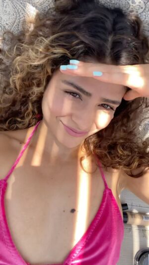 Stephania Duque Instagram - Después de probar #VogueResist que me inviten a todas las fiestas en la playa 🏝️😋
@VogueCosmeticos #VogueMakeup
•
#AD #Publicidad