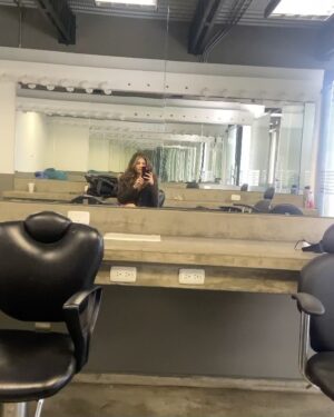 Stephania Duque Instagram - 18 de Enero del 2023 siendo las 10:44 ¡Qué manera de empezar el año!
Corazón a mil, dientes golpeándose repetidamente y el cuerpo en esa misma agitación involuntaria, pies y manos heladas, cavilaciones y como resultado el autosabotaje. -Respiración profunda. <<¡Yo puedo, quiero y me lo merezco!>>
29 de abril del 2023 (no tengo la hora exacta) me encuentro haciendo mi primera escena. Otra vez mi cabeza provoca que el cuerpo me haga sentir en ese 18 de enero a las 10:44. Gritan “acción” y ya no hay tiempo de seguir saboteándome.
Hoy viernes 24 de noviembre del 2023 siendo las 20:00 estoy dispuesta a verme actuar por primera vez de principio a fin en una producción, sí, la cobardía es lo mío cuando de ver mi trabajo se trata.
Celebro el trabajo hecho con pasión y brindo por todos los que creyeron que Adriana era la talla de mi vestido actoral. 🙏🏼 Gracias @canalrcn @juancarlosmazo @cata__herzapata @anamap76 @jorgeavendano33 soy feliz de pertenecer a esta historia tan nuestra, tan mia. 🇨🇴
Gracias a todos mis compañeros y colegas por hacerme sentir bienvenida desde el primer día, los guardaré en mi corazón para siempre.❤️
#Rigo
Mi compañera incondicional @pilarfernandez_manager 🥰