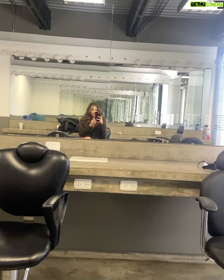 Stephania Duque - 32.7K Likes - 18 de Enero del 2023 siendo las 10:44 ¡Qué manera de empezar el año!
Corazón a mil, dientes golpeándose repetidamente y el cuerpo en esa misma agitación involuntaria, pies y manos heladas, cavilaciones  y como resultado el autosabotaje. -Respiración profunda. <<¡Yo puedo, quiero y me lo merezco!>>
29 de abril del 2023 (no tengo la hora exacta) me encuentro haciendo mi primera escena. Otra vez mi cabeza provoca que el cuerpo me haga sentir en ese 18 de enero a las 10:44. Gritan “acción” y ya no hay tiempo de seguir saboteándome. 
Hoy viernes 24 de noviembre del 2023 siendo las 20:00 estoy dispuesta a verme actuar por primera vez de principio a fin en una producción, sí, la cobardía es lo mío cuando de ver mi trabajo se trata.
Celebro el trabajo hecho con pasión y brindo por todos los que creyeron que Adriana era la talla de mi vestido actoral. 🙏🏼 Gracias @canalrcn @juancarlosmazo @cata__herzapata @anamap76 @jorgeavendano33 soy feliz de pertenecer a esta historia tan nuestra, tan mia. 🇨🇴 
Gracias a todos mis compañeros y colegas por hacerme sentir bienvenida desde el primer día, los guardaré en mi corazón para siempre.❤️
#Rigo 
Mi compañera incondicional @pilarfernandez_manager 🥰