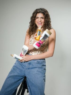 Stephania Duque Instagram - Cerrando este año con mi mejor versión, crespa 💁🏻♀️✨🩷
Konzil es mi aliado, dándole fuerza e hidratación a mis rizos que tanto amo.🥰
.
#Tumejorversion #Haircare #Konzil #Findeaño