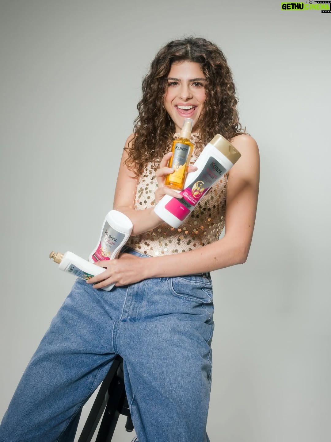 Stephania Duque - 42.5K Likes - Cerrando este año con mi mejor versión, crespa 💁🏻‍♀️✨🩷
Konzil es mi aliado, dándole fuerza e hidratación a mis rizos que tanto amo.🥰 
.
#Tumejorversion #Haircare #Konzil #Findeaño