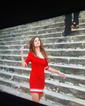 Stephania Duque Instagram - 18 de Enero del 2023 siendo las 10:44 ¡Qué manera de empezar el año!
Corazón a mil, dientes golpeándose repetidamente y el cuerpo en esa misma agitación involuntaria, pies y manos heladas, cavilaciones y como resultado el autosabotaje. -Respiración profunda. <<¡Yo puedo, quiero y me lo merezco!>>
29 de abril del 2023 (no tengo la hora exacta) me encuentro haciendo mi primera escena. Otra vez mi cabeza provoca que el cuerpo me haga sentir en ese 18 de enero a las 10:44. Gritan “acción” y ya no hay tiempo de seguir saboteándome.
Hoy viernes 24 de noviembre del 2023 siendo las 20:00 estoy dispuesta a verme actuar por primera vez de principio a fin en una producción, sí, la cobardía es lo mío cuando de ver mi trabajo se trata.
Celebro el trabajo hecho con pasión y brindo por todos los que creyeron que Adriana era la talla de mi vestido actoral. 🙏🏼 Gracias @canalrcn @juancarlosmazo @cata__herzapata @anamap76 @jorgeavendano33 soy feliz de pertenecer a esta historia tan nuestra, tan mia. 🇨🇴
Gracias a todos mis compañeros y colegas por hacerme sentir bienvenida desde el primer día, los guardaré en mi corazón para siempre.❤️
#Rigo
Mi compañera incondicional @pilarfernandez_manager 🥰