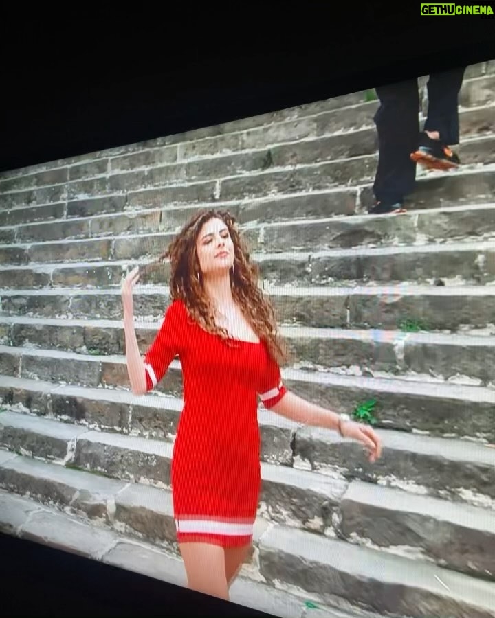 Stephania Duque - 32.7K Likes - 18 de Enero del 2023 siendo las 10:44 ¡Qué manera de empezar el año!
Corazón a mil, dientes golpeándose repetidamente y el cuerpo en esa misma agitación involuntaria, pies y manos heladas, cavilaciones  y como resultado el autosabotaje. -Respiración profunda. <<¡Yo puedo, quiero y me lo merezco!>>
29 de abril del 2023 (no tengo la hora exacta) me encuentro haciendo mi primera escena. Otra vez mi cabeza provoca que el cuerpo me haga sentir en ese 18 de enero a las 10:44. Gritan “acción” y ya no hay tiempo de seguir saboteándome. 
Hoy viernes 24 de noviembre del 2023 siendo las 20:00 estoy dispuesta a verme actuar por primera vez de principio a fin en una producción, sí, la cobardía es lo mío cuando de ver mi trabajo se trata.
Celebro el trabajo hecho con pasión y brindo por todos los que creyeron que Adriana era la talla de mi vestido actoral. 🙏🏼 Gracias @canalrcn @juancarlosmazo @cata__herzapata @anamap76 @jorgeavendano33 soy feliz de pertenecer a esta historia tan nuestra, tan mia. 🇨🇴 
Gracias a todos mis compañeros y colegas por hacerme sentir bienvenida desde el primer día, los guardaré en mi corazón para siempre.❤️
#Rigo 
Mi compañera incondicional @pilarfernandez_manager 🥰