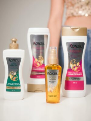 Stephania Duque Instagram - Cerrando este año con mi mejor versión, crespa 💁🏻♀️✨🩷
Konzil es mi aliado, dándole fuerza e hidratación a mis rizos que tanto amo.🥰
.
#Tumejorversion #Haircare #Konzil #Findeaño