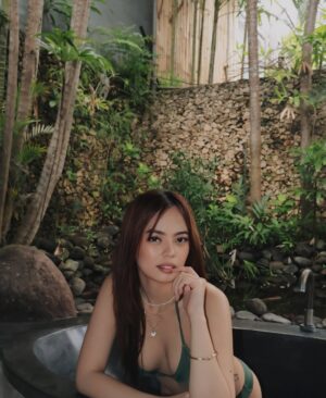 Stephanie Raz Instagram - Sweet Bali days 🌺💞