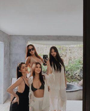 Stephanie Raz Instagram - Sweet Bali days 🌺💞