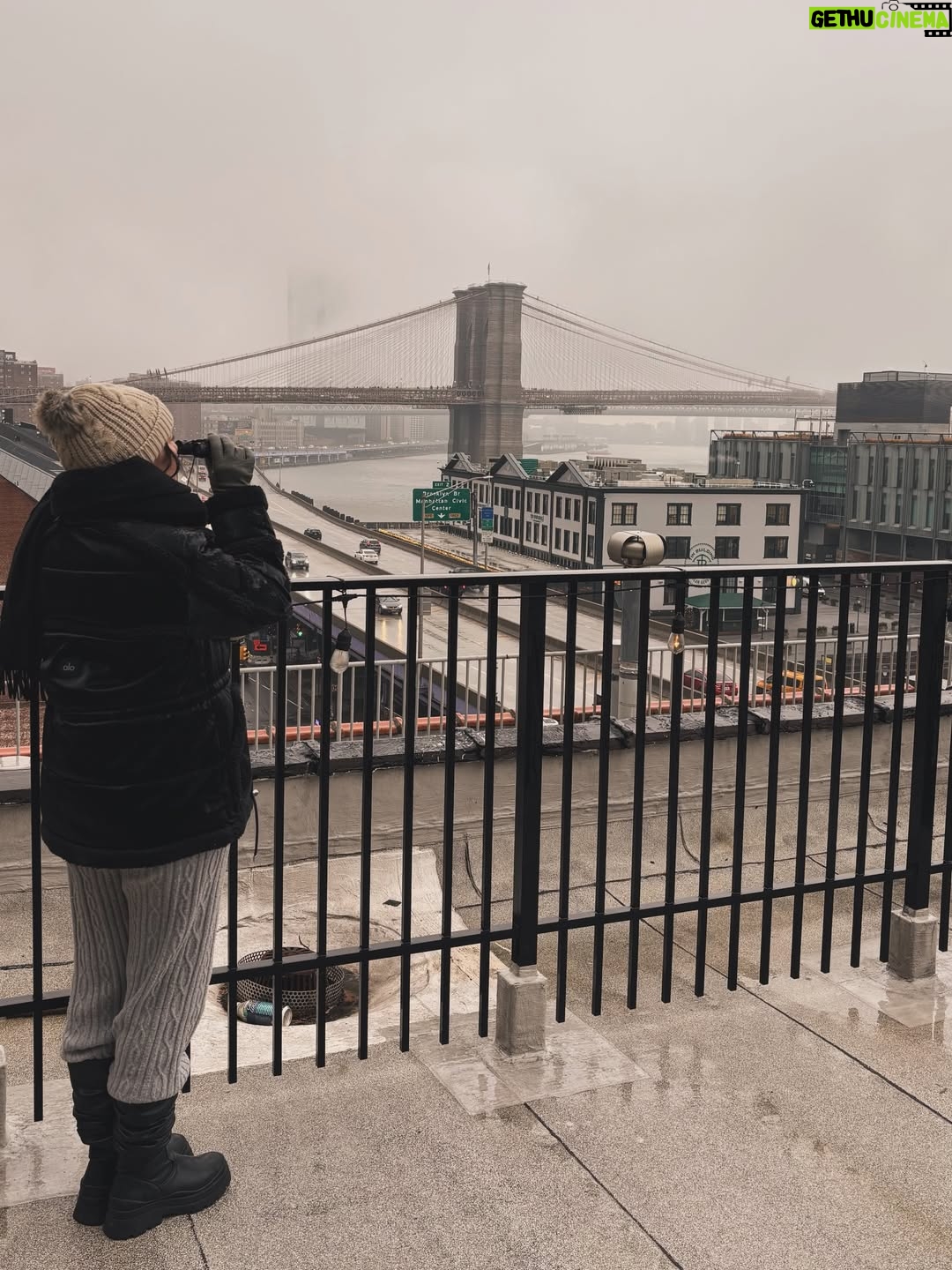 Stephanie Salas - 4.4K Likes - Abrazando el 2026✨y agradecida por todo el aprendizaje y grandes momentos que recibí del 2025… 
NY 🗽 gran spot donde he vivido los mejores momentos de mi vida!!!
Buenaventura para un gran año⚡️

@alo 
@aloyoga 
#stephaniesalasphoto📷 
#humbertozuritaphoto📷 
#stephaniesalas 
#ny