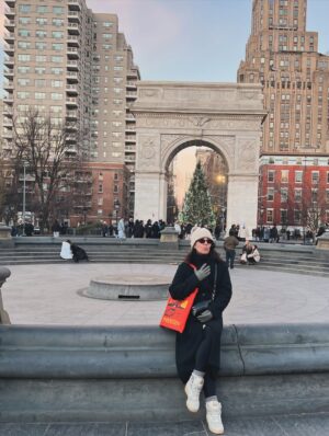 Stephanie Salas Instagram - Abrazando el 2026✨y agradecida por todo el aprendizaje y grandes momentos que recibí del 2025…
NY 🗽 gran spot donde he vivido los mejores momentos de mi vida!!!
Buenaventura para un gran año⚡️
@alo
@aloyoga
#stephaniesalasphoto📷
#humbertozuritaphoto📷
#stephaniesalas
#ny